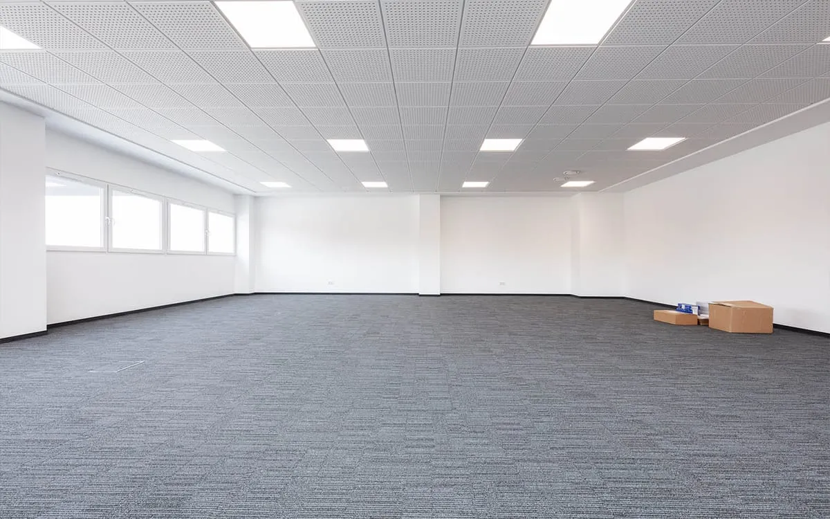 Leere Praxis- oder Bürofläche als Ausgangspunkt für einen geplanten Praxisumzug