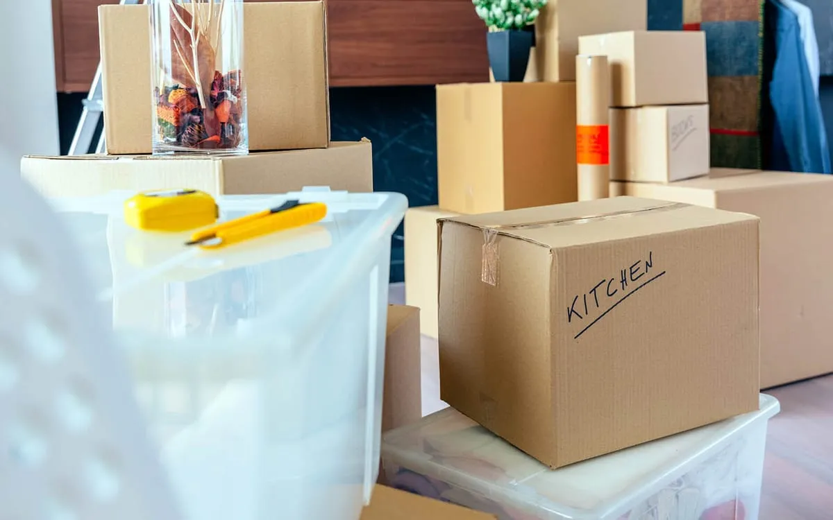 Umzugskartons und Verpackungsmaterial für einen studentischen Wohnungswechsel