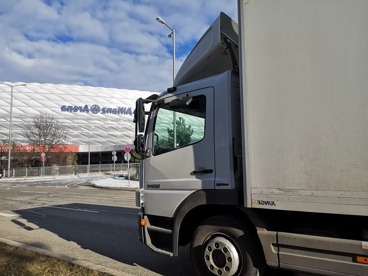 Fuhrmann Umzugs-LKW vor der Allianz Arena in München
