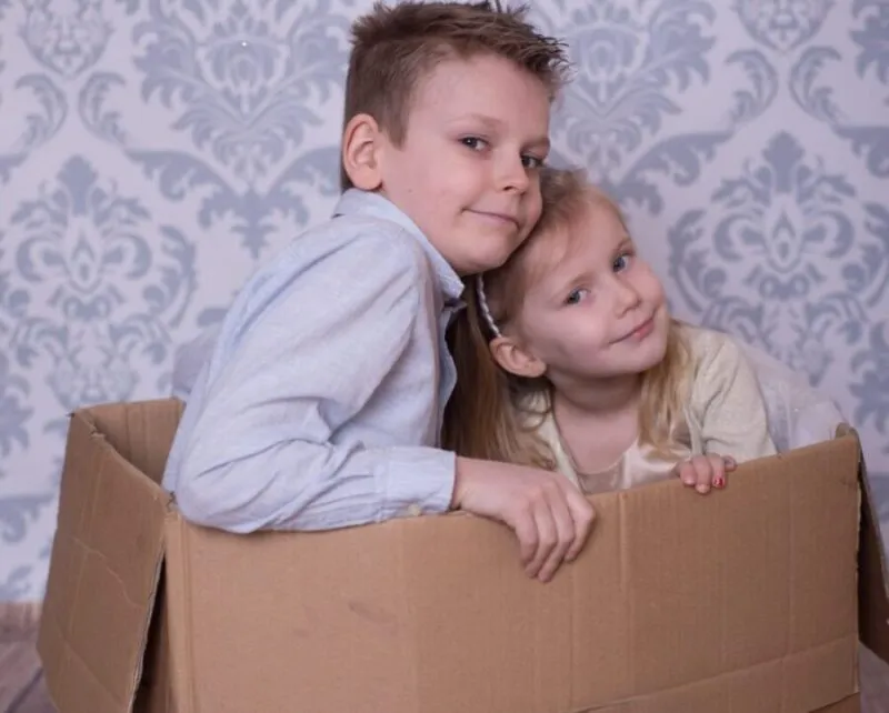 Kinder im Umzugskarton – Familienunternehmen Fuhrmann