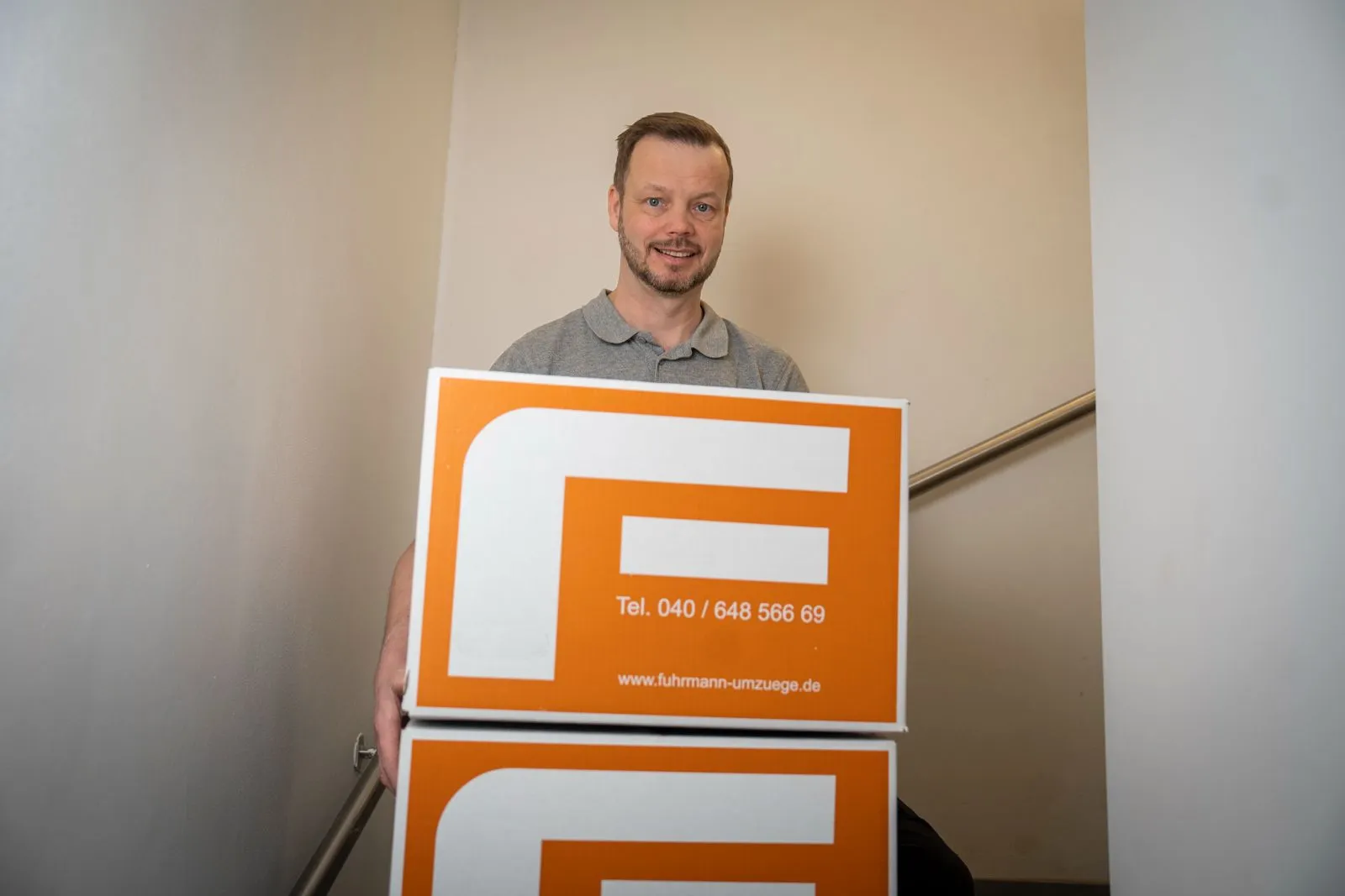 Umzugskartons werden durchs Treppenhaus getragen -- Alltag in Eimsbüttels Altbauten