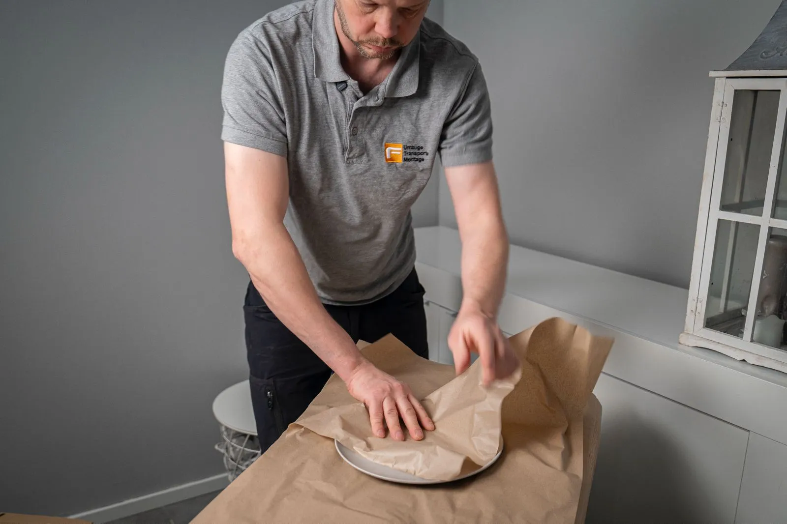 Adam Fuhrmann verpackt Geschirr sorgfältig -- früh planen, professionellen Service sichern