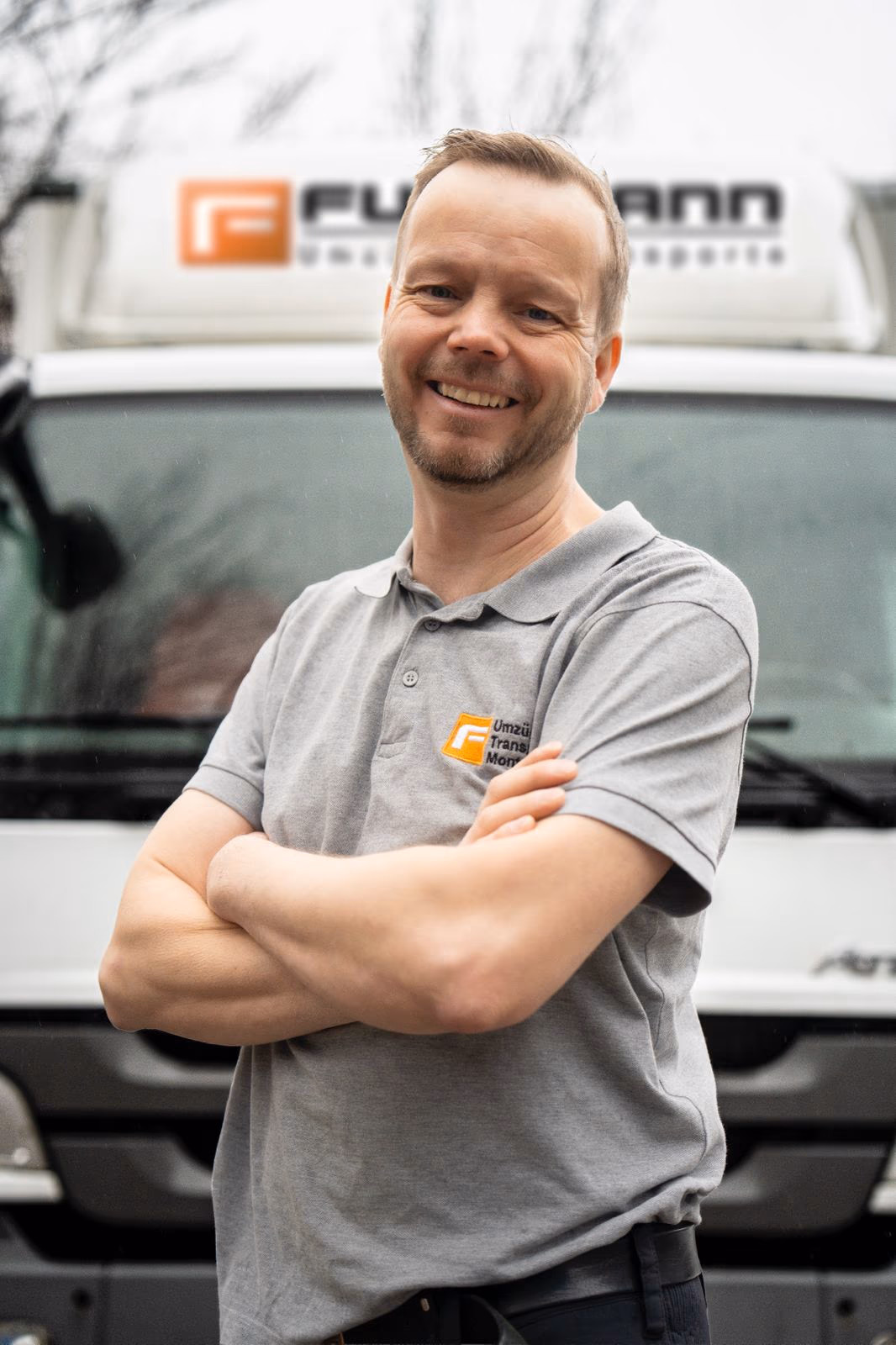 Adam Fuhrmann, Inhaber Fuhrmann Umzüge, vor dem Mercedes Atego in Hamburg