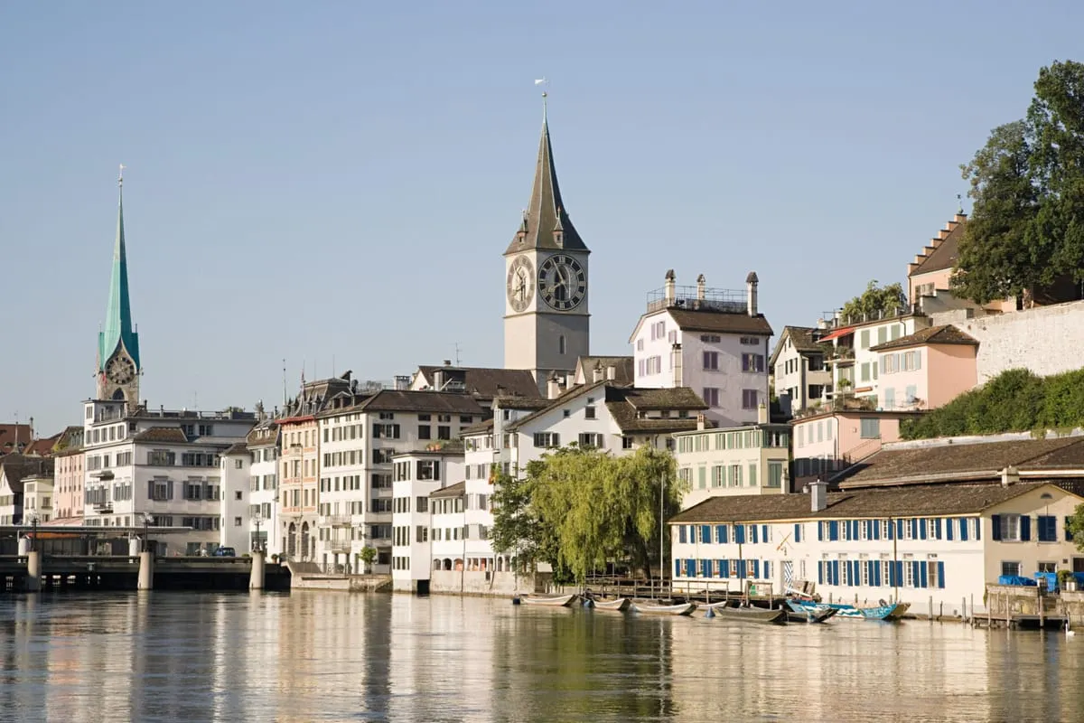 Architektur und die Limmat in Zürich – Ihr Umzugsziel in der Schweiz