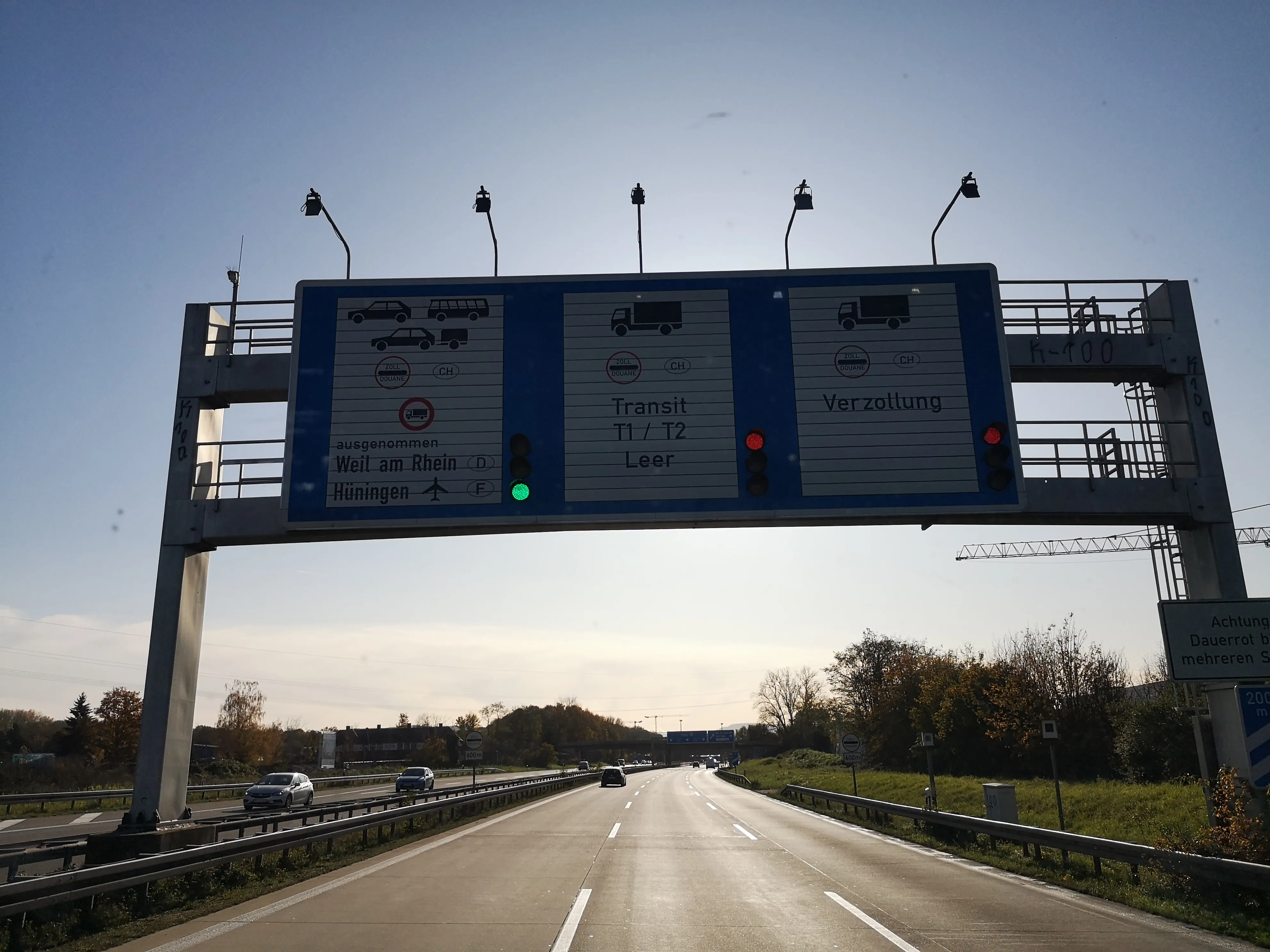 Fuhrmann Umzugs-LKW auf der Autobahn -- Fernumzüge deutschlandweit