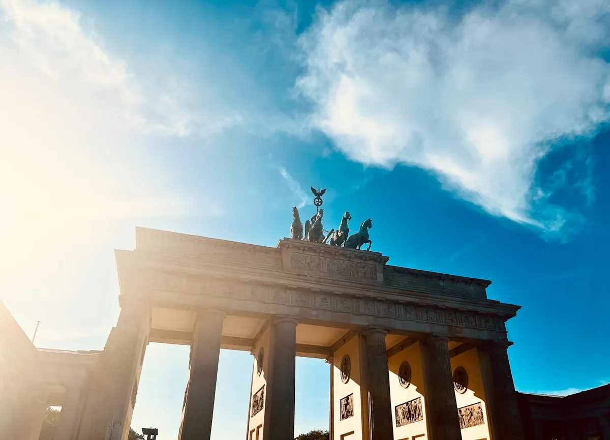 Brandenburger Tor in Berlin bei Sonnenschein -- Ihr Umzugsziel mit Fuhrmann Umzüge aus Hamburg
