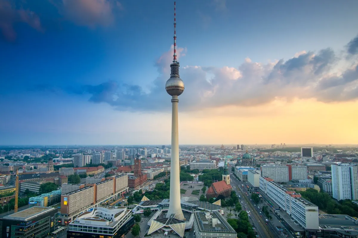 Berliner Fernsehturm und Stadtpanorama bei Sonnenuntergang -- Ihr Startpunkt für den Umzug nach Hamburg
