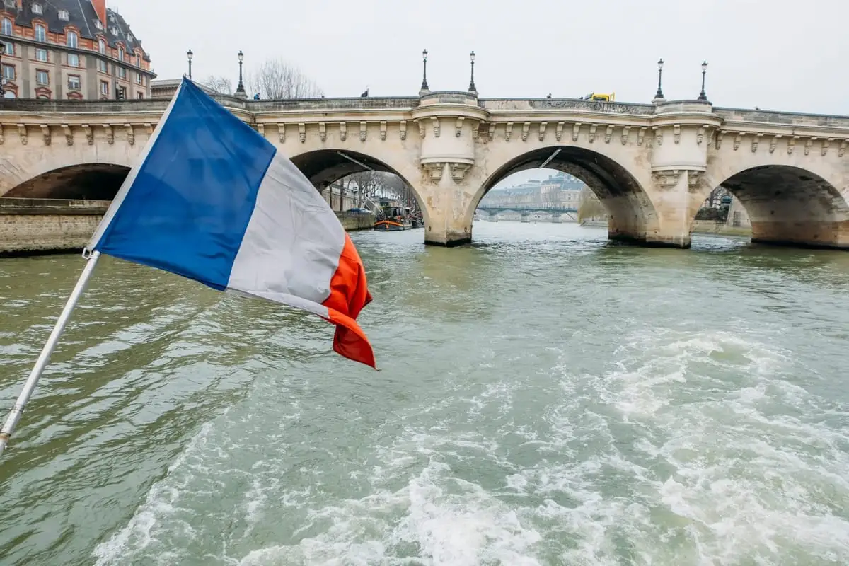 Französische Flagge an der Seine in Paris