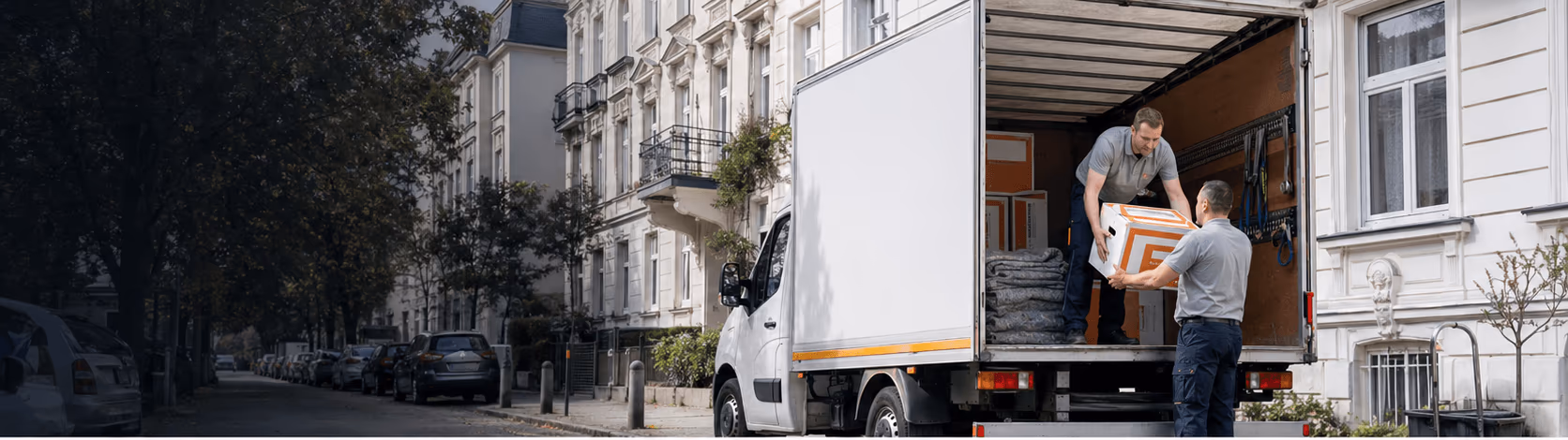 Fuhrmann Umzugsteam belädt einen LKW in einer Hamburger Wohnstraße
