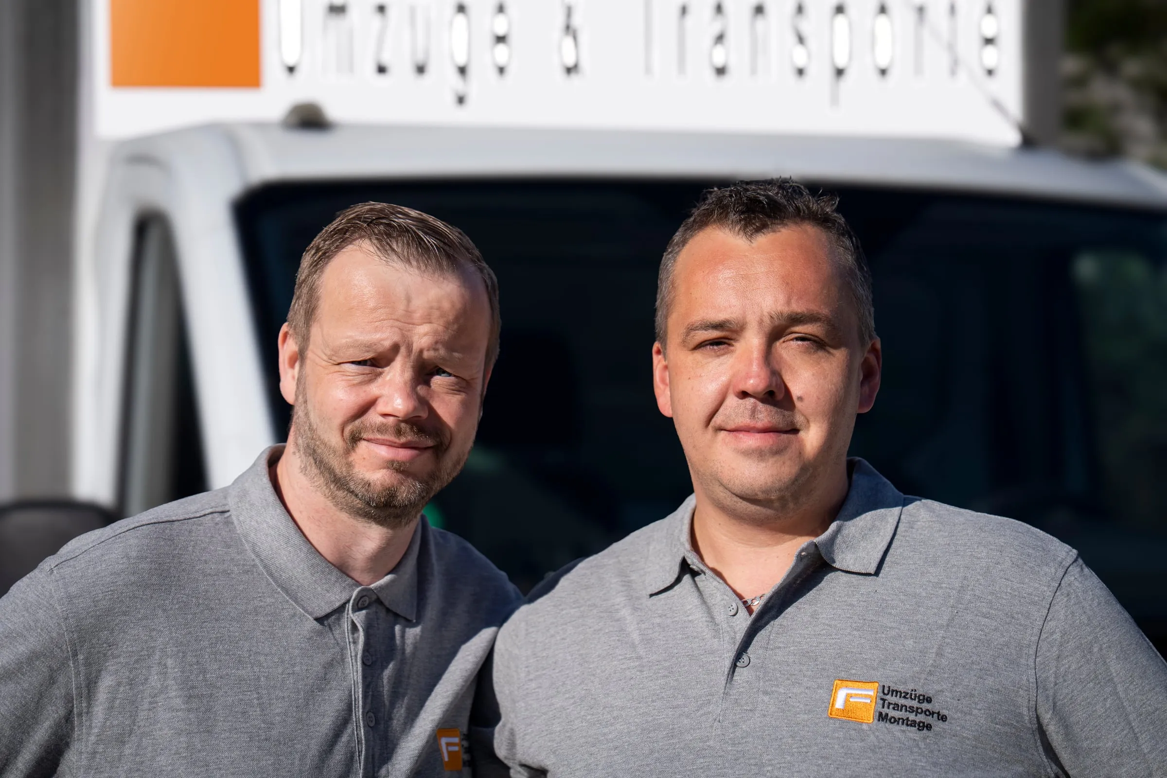 Adam Fuhrmann mit seinem Hamburger Umzugsteam vor dem Fuhrmann-LKW