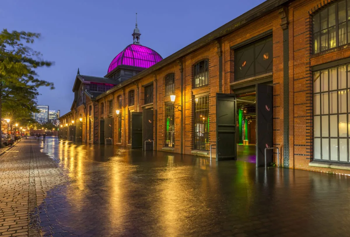 Fischmarkt Hamburg-Altona bei Hochwasser -- Fuhrmann Umzüge kennt die Logistik rund um Altonas berühmteste Sehenswürdigkeit