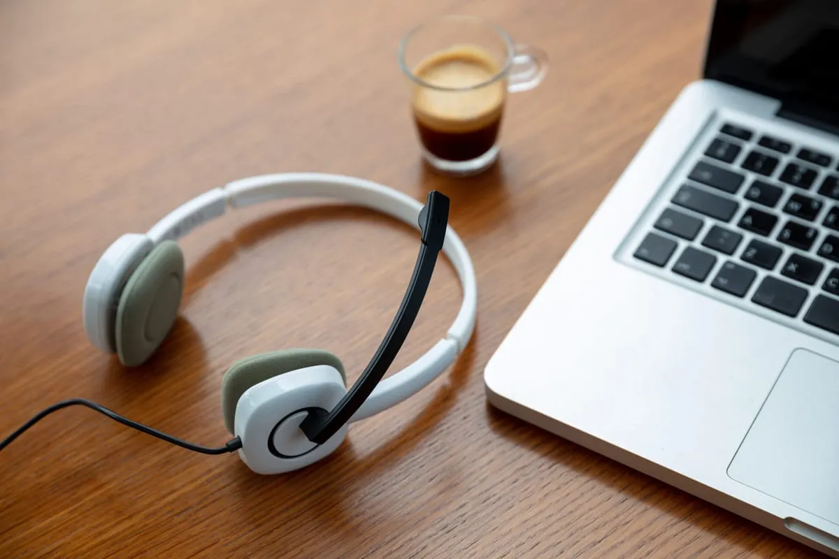 Laptop und Headset für eine WhatsApp-Video-Besichtigung vor dem Umzug