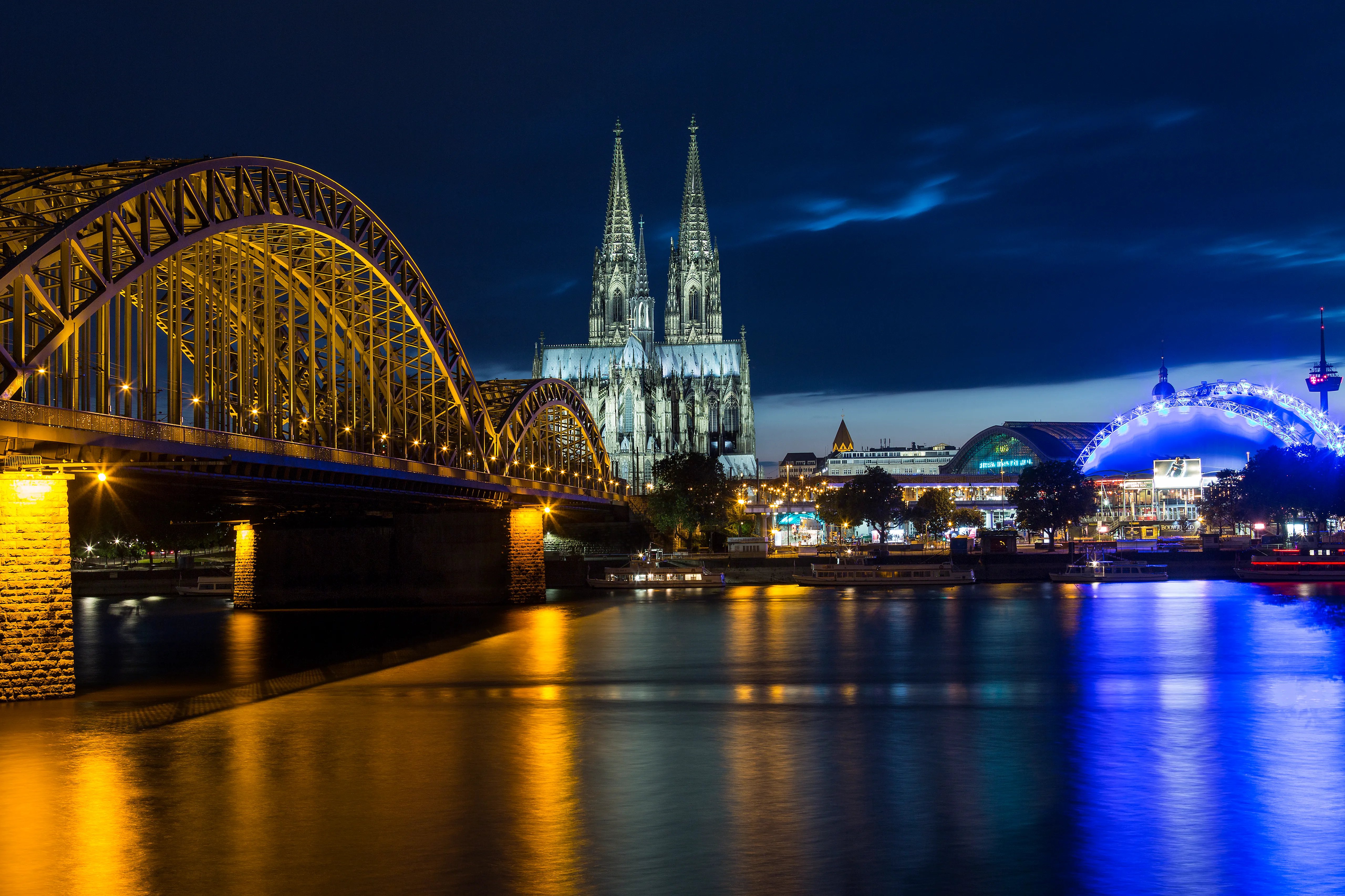 Kölner Dom und Hohenzollernbrücke bei Nacht – Panorama am Rhein