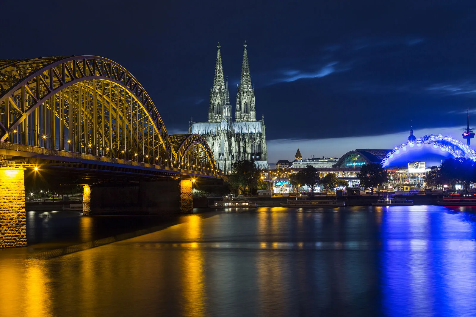 Kölner Dom mit Hohenzollernbrücke bei Nacht
