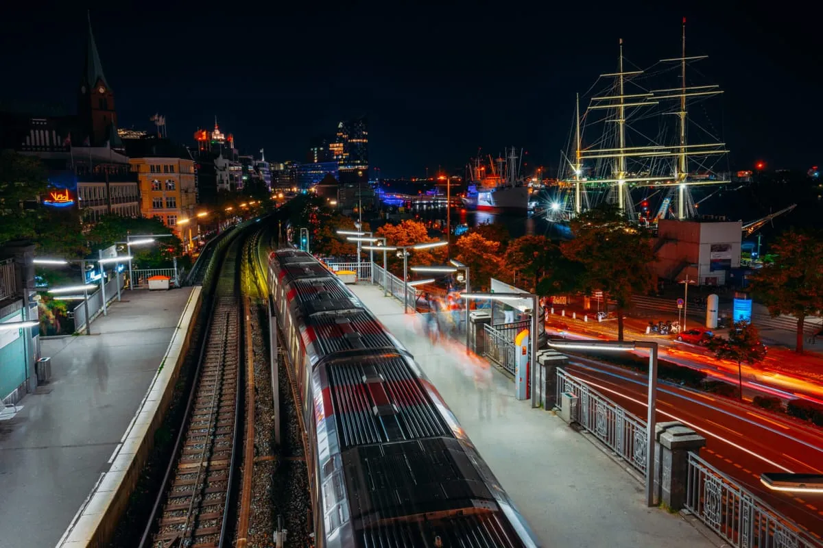 Hamburger Landungsbrücken bei Nacht -- Wahrzeichen der Hansestadt