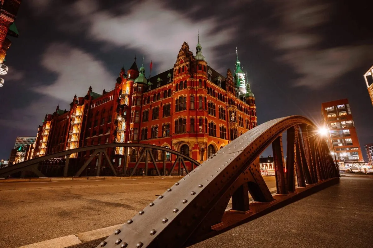 Hamburger Speicherstadt bei Nacht -- die Hansestadt von ihrer schoensten Seite