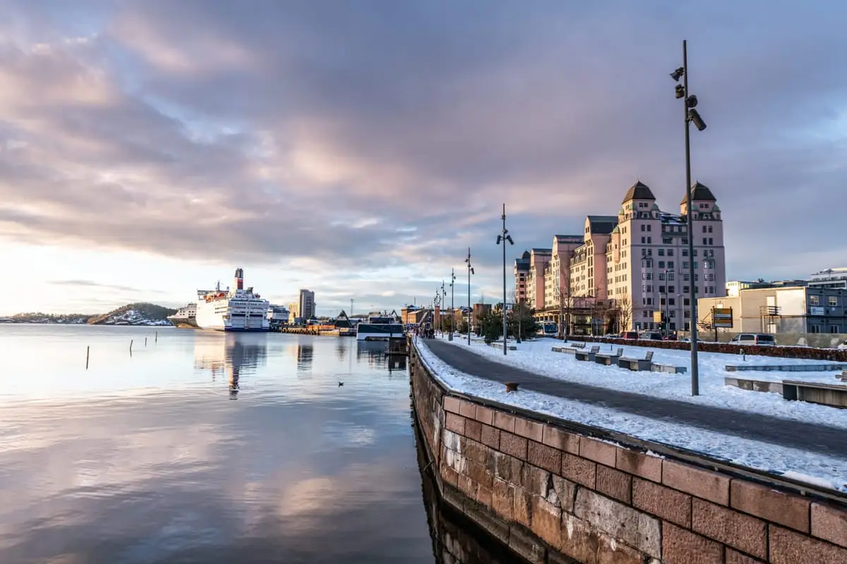 Winterliches Stadtpanorama von Oslo am Fjord