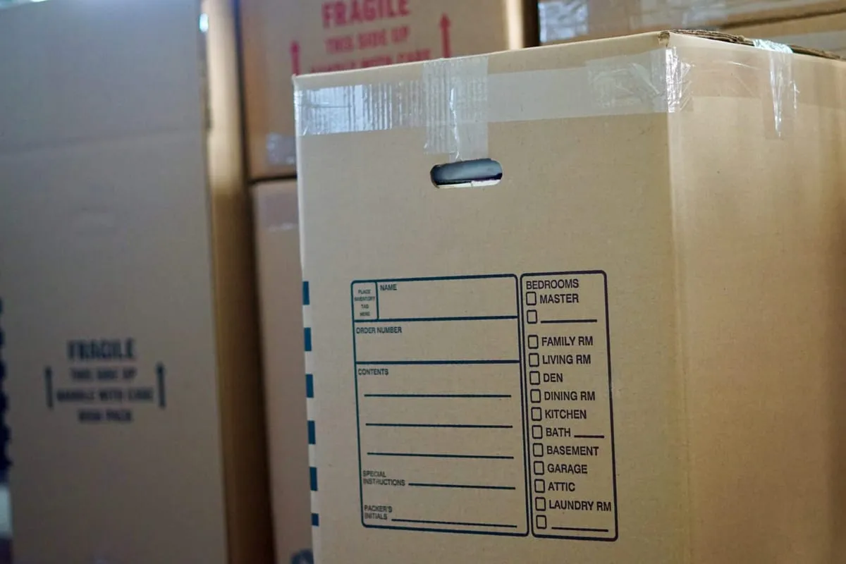 Gestapelte Umzugskartons – Vorbereitung für berufsbedingten Umzug