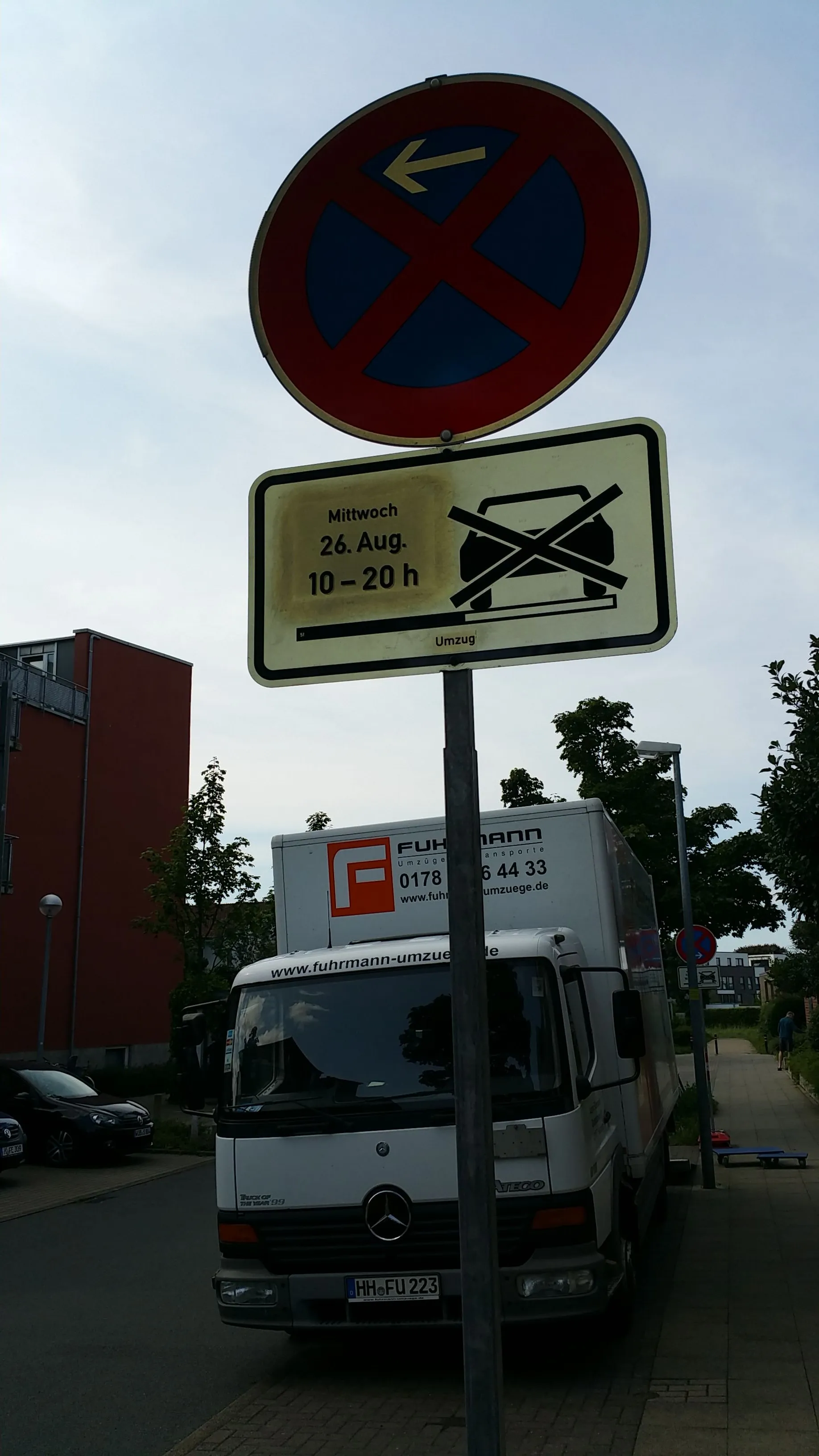Team beim Beladen eines LKW für einen gewerblichen Umzug in Hamburg
