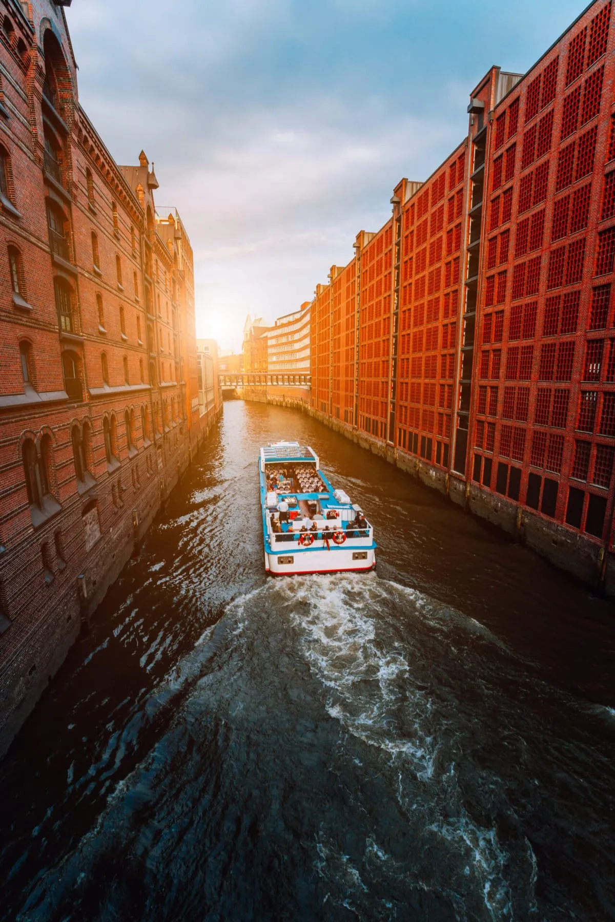 Speicherstadt Hamburg mit Touristenboot -- Umzüge im Herzen der Stadt