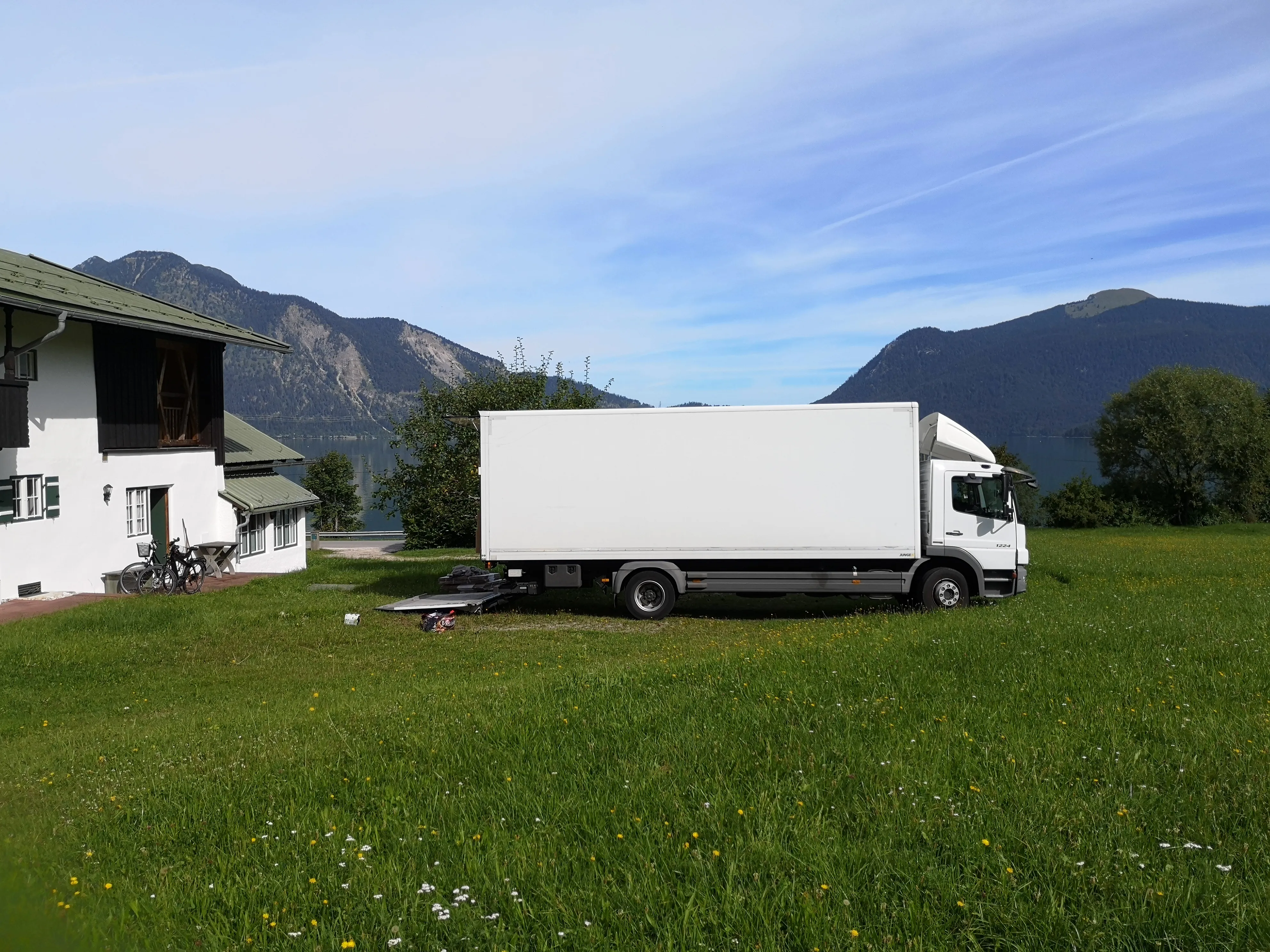 Fuhrmann LKW vor Bergpanorama -- zuverlässige Fernumzüge