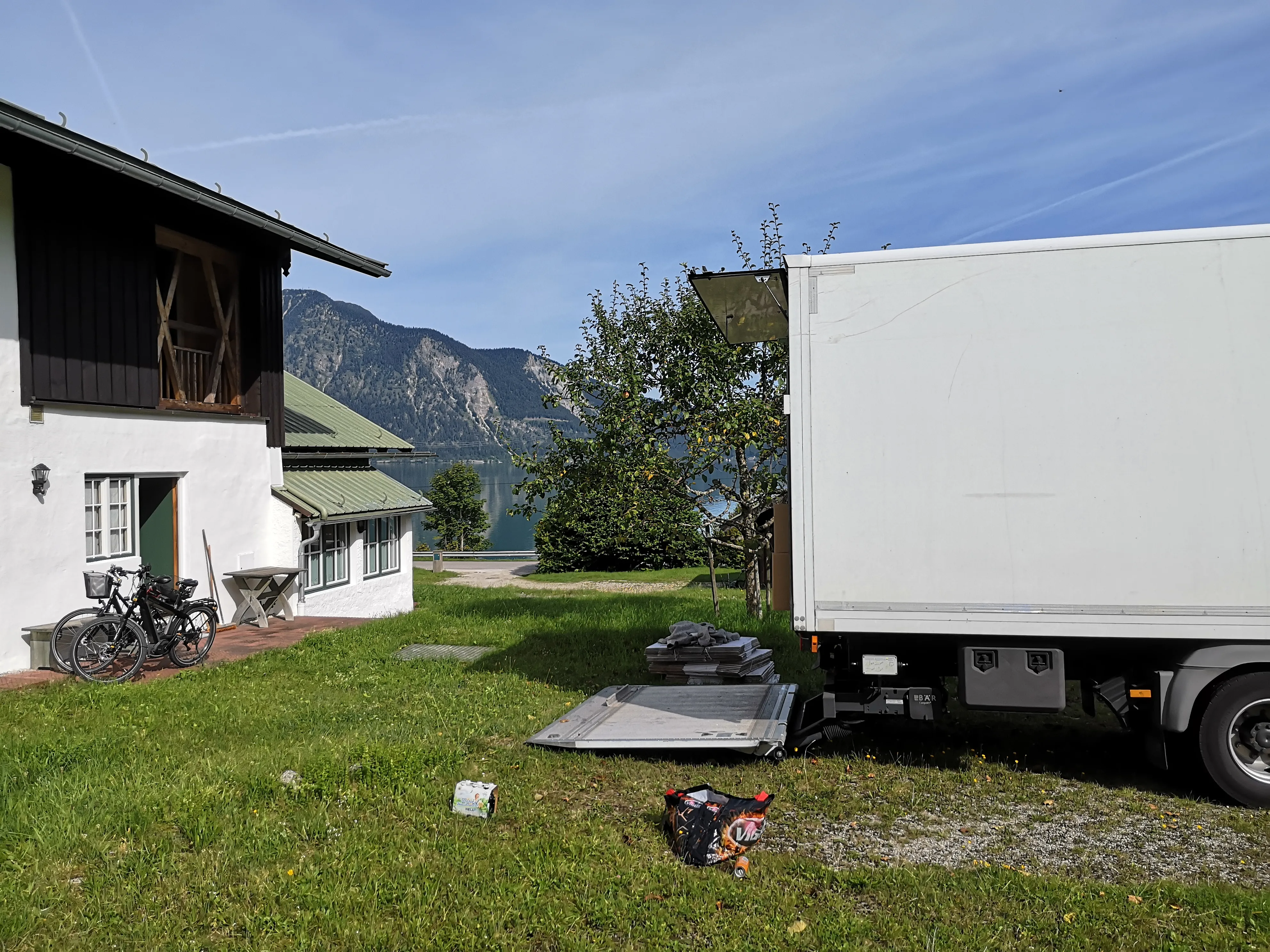 Entladung am Zielort -- Fuhrmann Umzüge liefert bis vor die Tür