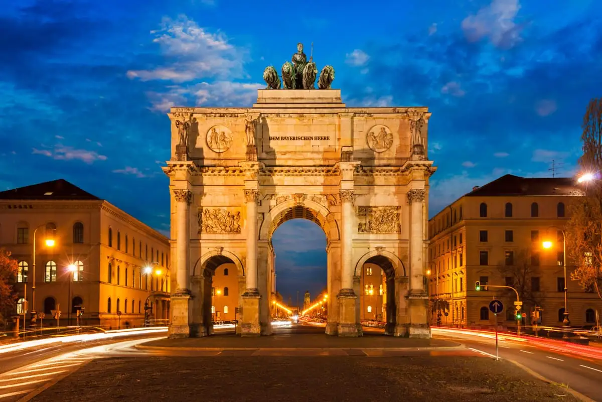 Siegestor in München bei Sonnenuntergang