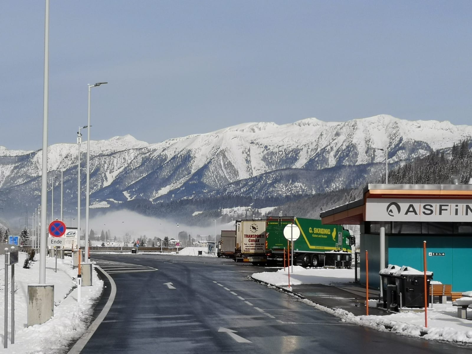 Fuhrmann LKW an einer ASFINAG-Raststätte in den österreichischen Alpen im Winter