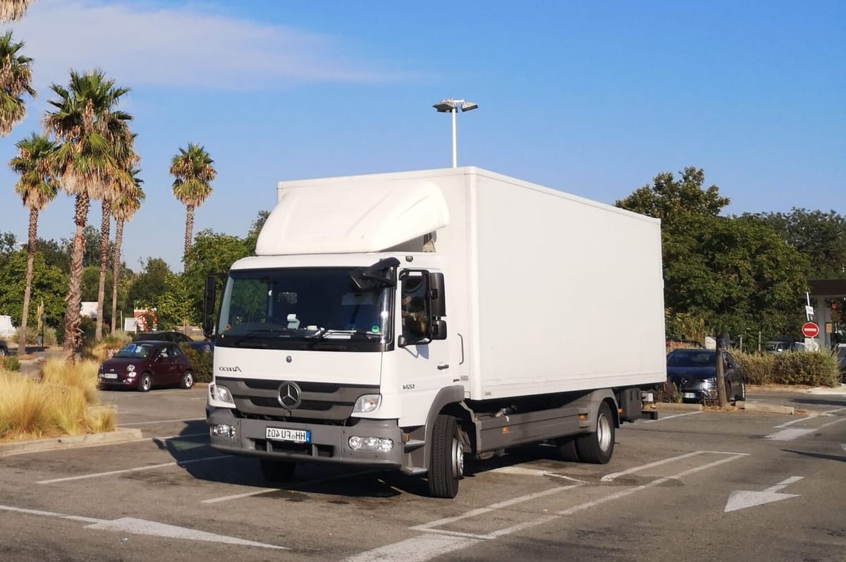 Fuhrmann LKW auf Fernumzug in Südfrankreich