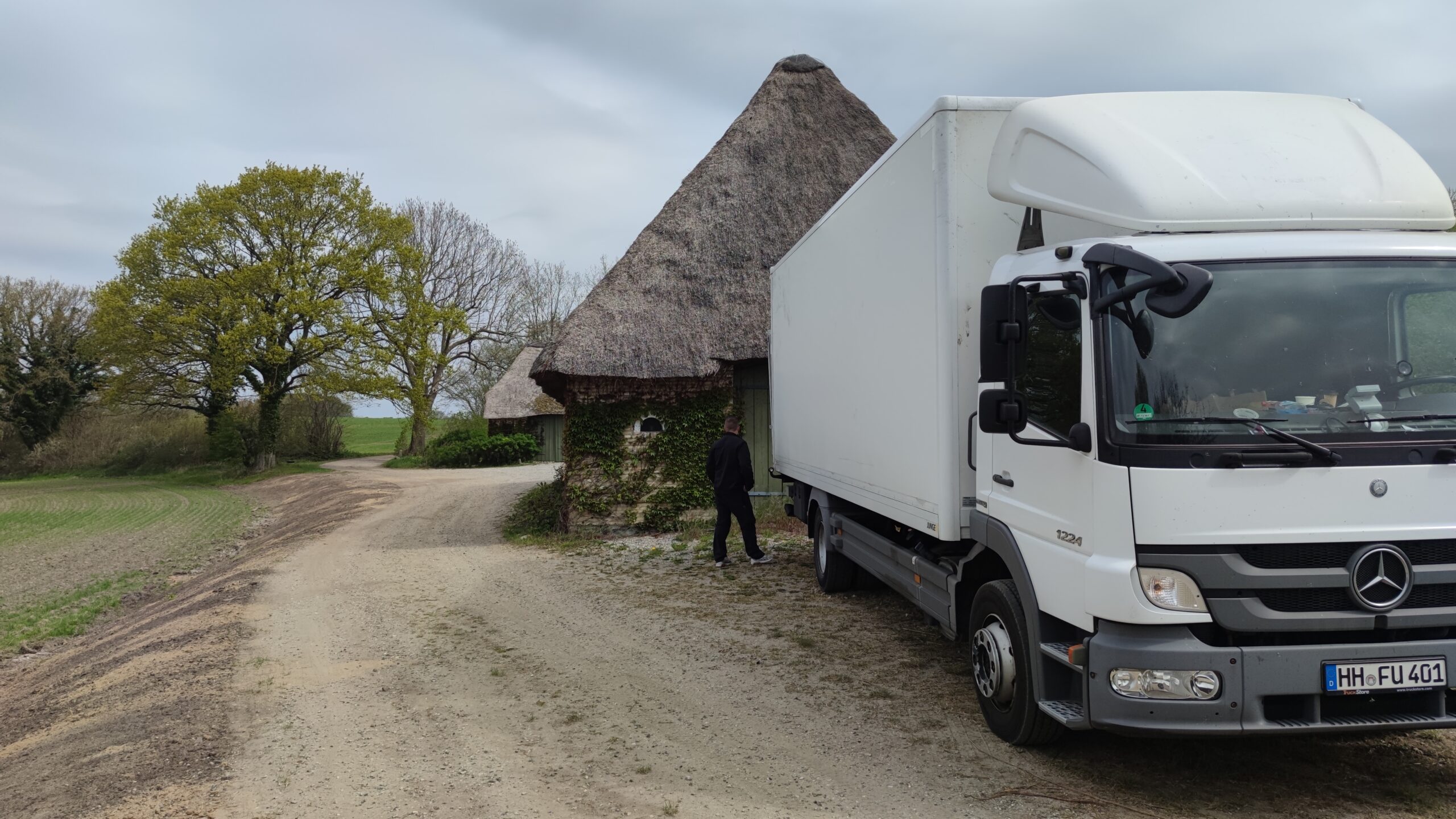 Fuhrmann LKW beim Umzug an norddeutschem Reetdachhaus