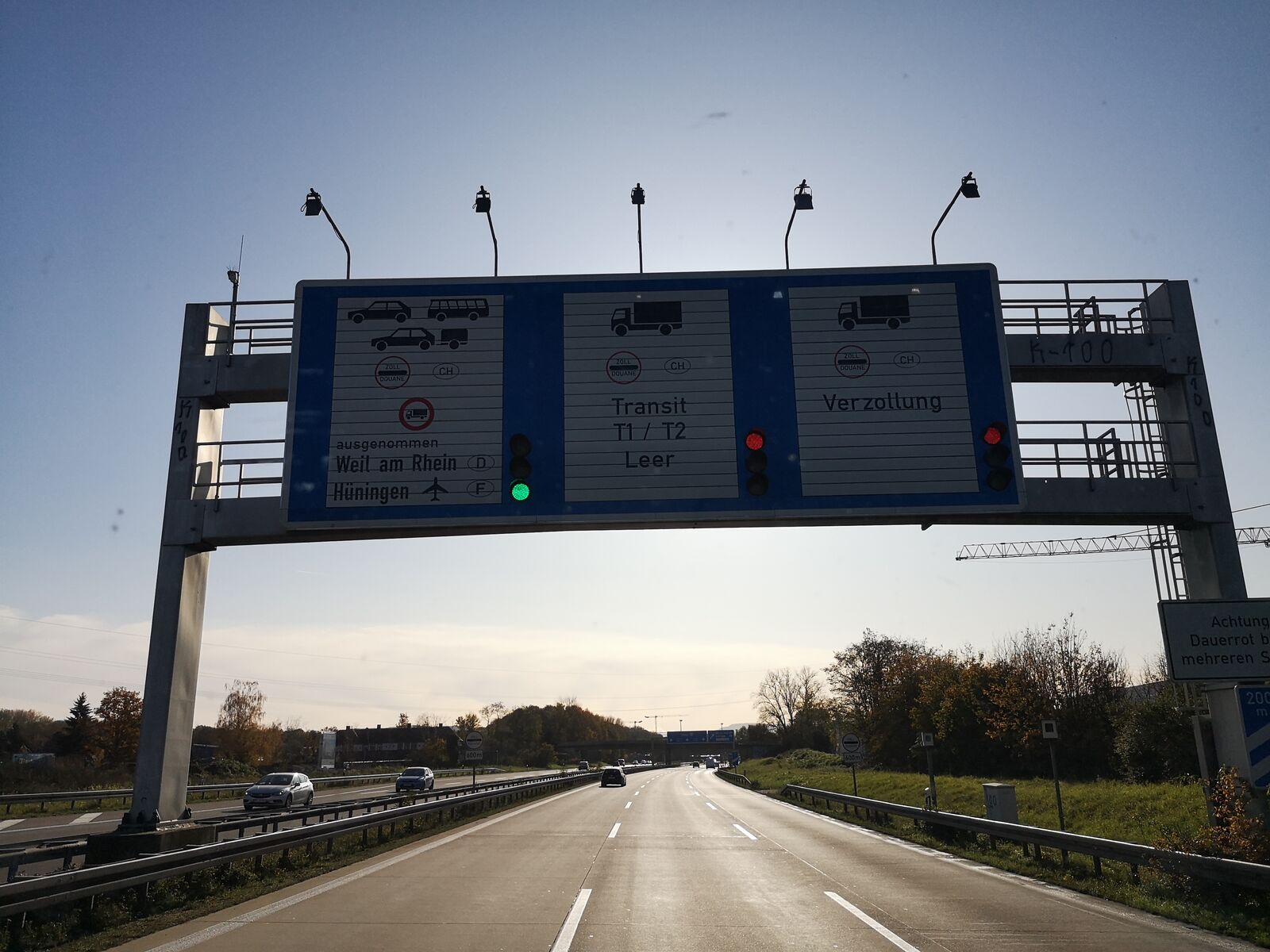 Fuhrmann LKW am Grenzübergang Schweiz auf der Autobahn